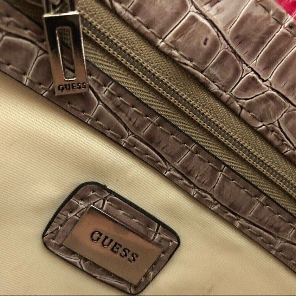 Guess Wristlet color‎ gray and pink patent leather - Picture 6 of 10